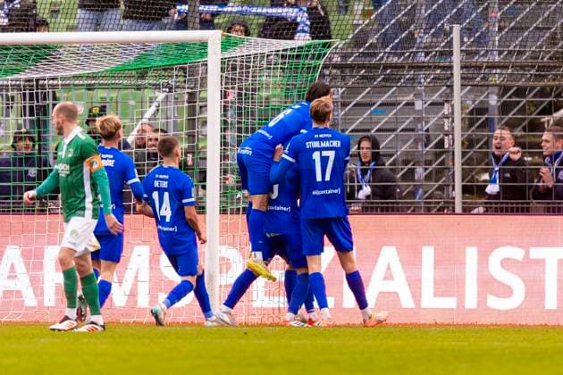 Meppens players around Mika Harald Stuhlmacher No. 17, SV Meppen rejoice VfB Luebeck vs SV Meppen, Soccer, Regionalliga Nord, 15 11 25 Luebeck Schleswig Holstein Germany Copyright: xAgentur54Gradx xFelixxKoenigx