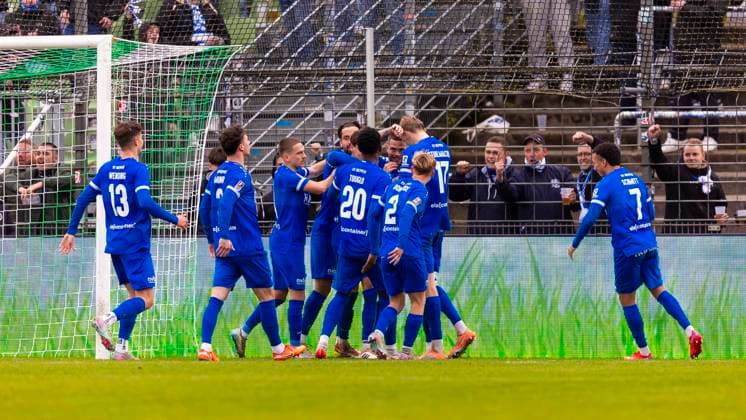 Meppens players rejoice VfB Luebeck vs SV Meppen, Football, Regionalliga Nord, 15 11 25 Luebeck Schleswig Holstein Germany Copyright: xAgentur54Gradx xFelixxKoenigx