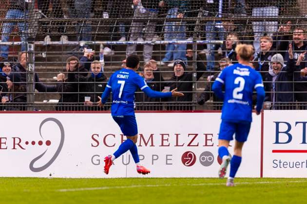 Oliver Issa Schmitt No 7, SV Meppen and Dominique Domroese No 2, SV Meppen cheer VfB Luebeck vs SV Meppen, Soccer, Regionalliga Nord, 15 11 25 Luebeck Schleswig Holstein Germany Copyright: xAgentur54Gradx xFelixxKoenigx