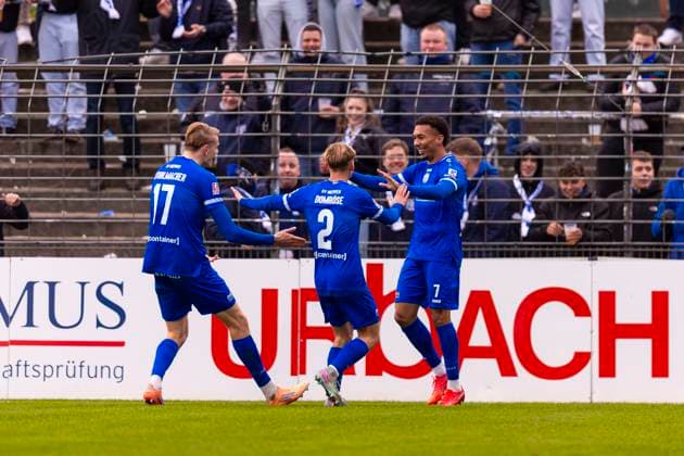 Mika Harald Stuhlmacher No. 17, SV Meppen , Oliver Issa Schmitt No. 7, SV Meppen and Dominique Domroese No. 2, SV Meppen rejoice VfB Luebeck vs SV Meppen, Soccer, Regionalliga Nord, 15 11 25 Luebeck Schleswig Holstein Germany Copyright: xAgentur54Gradx xFelixxKoenigx