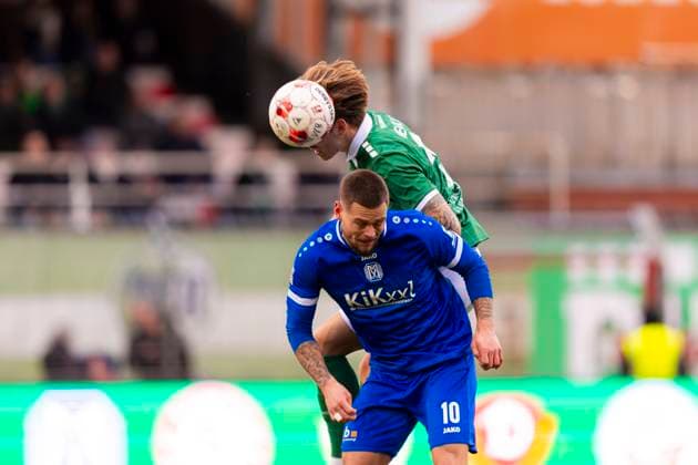 Nemo Semjon Philipp Nr 18, VfB Luebeck vs Julian Ulbricht Nr 10, SV Meppen VfB Luebeck vs SV Meppen, Soccer, Regionalliga Nord, 15 11 25 Luebeck Schleswig Holstein Germany Copyright: xAgentur54Gradx xFelixxKoenigx