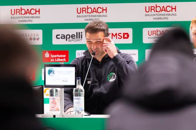 Guerino Capretti Coach, VfB Luebeck during the press conference after the match VfB Luebeck vs SV Meppen, Soccer, Regionalliga Nord, 15 11 25 Luebeck Schleswig Holstein Germany Copyright: xAgentur54Gradx xFelixxKoenigx