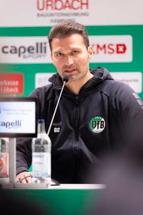 Guerino Capretti Coach, VfB Luebeck during the press conference after the match VfB Luebeck vs SV Meppen, Soccer, Regionalliga Nord, 15 11 25 Luebeck Schleswig Holstein Germany Copyright: xAgentur54Gradx xFelixxKoenigx