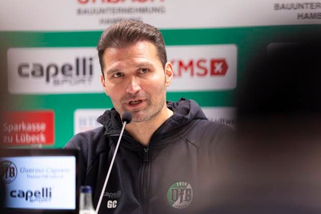 Guerino Capretti Coach, VfB Luebeck during the press conference after the match VfB Luebeck vs SV Meppen, Soccer, Regionalliga Nord, 15 11 25 Luebeck Schleswig Holstein Germany Copyright: xAgentur54Gradx xFelixxKoenigx