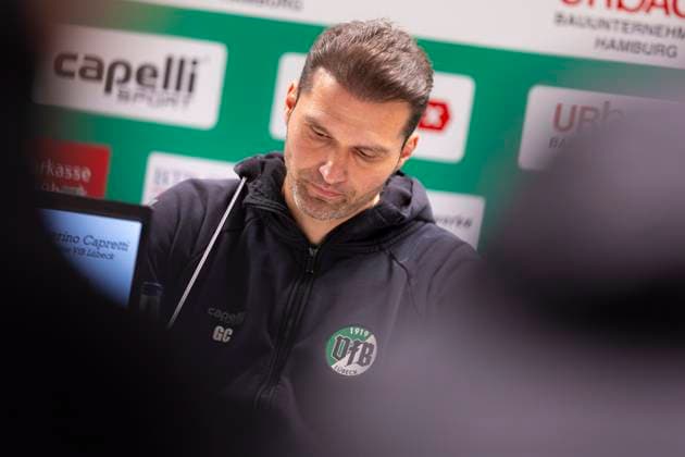 Guerino Capretti Coach, VfB Luebeck during the press conference after the match VfB Luebeck vs SV Meppen, Soccer, Regionalliga Nord, 15 11 25 Luebeck Schleswig Holstein Germany Copyright: xAgentur54Gradx xFelixxKoenigx