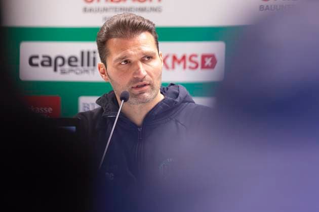 Guerino Capretti Coach, VfB Luebeck during the press conference after the match VfB Luebeck vs SV Meppen, Soccer, Regionalliga Nord, 15 11 25 Luebeck Schleswig Holstein Germany Copyright: xAgentur54Gradx xFelixxKoenigx