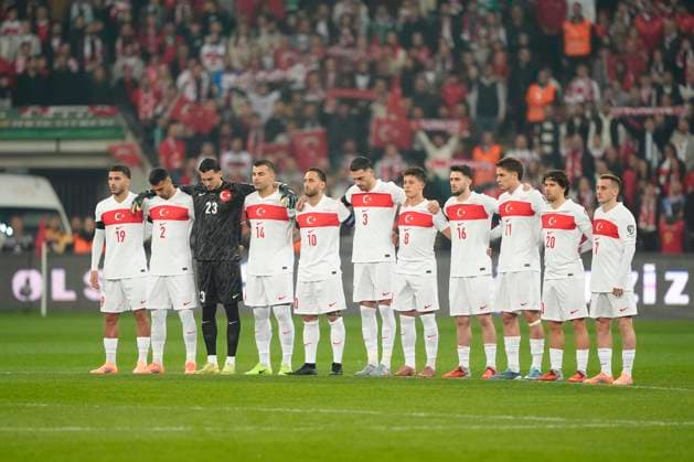 Turkey Faces Bulgaria Qualifier Turkiye players observe a minute of silence for the victems of the plane crash during the FIFA World Cup, WM, Weltmeisterschaft, Fussball 2026 Group E Qualification match between Turkey and Bulgaria at the Ataturk Complex Matli Stadium on November 15, 2025 in Bursa, Turkey. Bursa Bursa Turkey Copyright: xGokhanxTanerx
