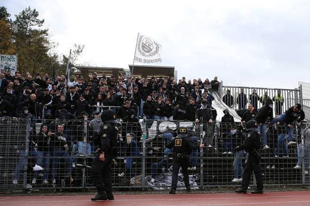 15 11 2025, xrekx, Fußball Regionalliga Suedwest, FC Homburg SV Sandhausen v l Polizei vor dem Gästeblock Gaesteblock DFL DFB REGULATIONS PROHIBIT ANY USE OF PHOTOGRAPHS as IMAGE SEQUENCES and or QUASI VIDEO Homburg