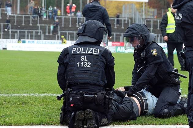 15 11 2025, xrekx, Soccer Regionalliga Suedwest, FC Homburg SV Sandhausen v l Police, Arrest, Sandhausen Fan DFL DFB REGULATIONS PROHIBIT ANY USE OF PHOTOGRAPHS as IMAGE SEQUENCES and or QUASI VIDEO Homburg
