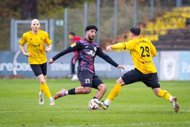 15 11 2025, xovx, Soccer Lotto Hessenliga, FC Gießen FC Eddersheim v l Laurin Vogt FC Eddersheim , Hassan El Chaabi FC Gießen , Jonas Kummer FC Eddersheim Gießen Waldstadion Hessen Germany EN
