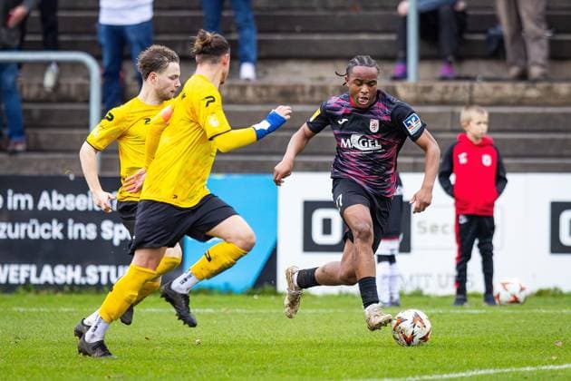 15 11 2025, xovx, Soccer Lotto Hessenliga, FC Gießen FC Eddersheim v l Noah Schmitt FC Eddersheim , Jörg Finger FC Eddersheim , Melvin Curtis Njontie FC Gießen Gießen Waldstadion Hessen Germany EN