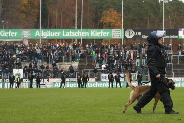 15 11 2025, xrekx, Soccer Regionalliga Suedwest, FC Homburg SV Sandhausen v l Police in front of the Homburg block, Police dog DFL DFB REGULATIONS PROHIBIT ANY USE OF PHOTOGRAPHS as IMAGE SEQUENCES and or QUASI VIDEO Homburg