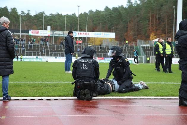 15 11 2025, xrekx, Soccer Regionalliga Suedwest, FC Homburg SV Sandhausen v l Police, Arrest, Sandhausen Fan DFL DFB REGULATIONS PROHIBIT ANY USE OF PHOTOGRAPHS as IMAGE SEQUENCES and or QUASI VIDEO Homburg