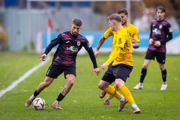 15 11 2025, xovx, Soccer Lotto Hessenliga, FC Gießen FC Eddersheim v l Louis Preisig FC Gießen , Patrick Schorr FC Eddersheim , Dominik Wüst FC Eddersheim , Davide Itter FC Gießen Gießen Waldstadion Hessen Germany EN