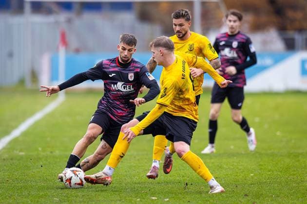 15 11 2025, xovx, Soccer Lotto Hessenliga, FC Gießen FC Eddersheim v l Louis Preisig FC Gießen , Patrick Schorr FC Eddersheim , Dominik Wüst FC Eddersheim , Davide Itter FC Gießen Gießen Waldstadion Hessen Germany EN