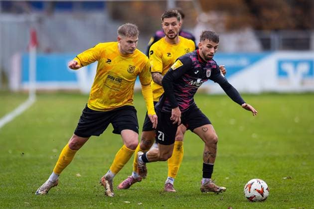 15 11 2025, xovx, Soccer Lotto Hessenliga, FC Gießen FC Eddersheim v l Patrick Schorr FC Eddersheim , Dominik Wüst FC Eddersheim , Louis Preisig FC Gießen Gießen Waldstadion Hessen Germany EN