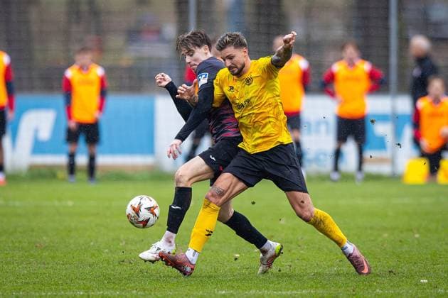 15 11 2025, xovx, Soccer Lotto Hessenliga, FC Gießen FC Eddersheim v l duel between Davide Itter FC Gießen and Dominik Wüst FC Eddersheim Gießen Waldstadion Hessen Germany EN