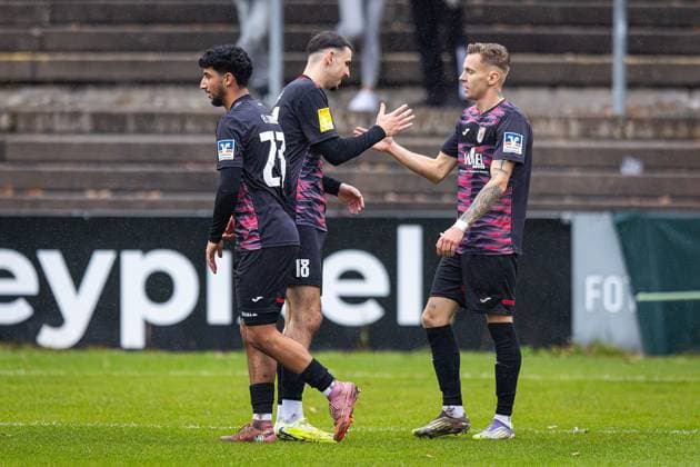 15 11 2025, xovx, Soccer Lotto Hessenliga, FC Gießen FC Eddersheim v l Cheers for Hassan El Chaabi FC Gießen , Elias Cvrlje FC Gießen and Mirco Geisler FC Gießen after the goal for 2 0 Gießen Waldstadion Hessen Germany EN