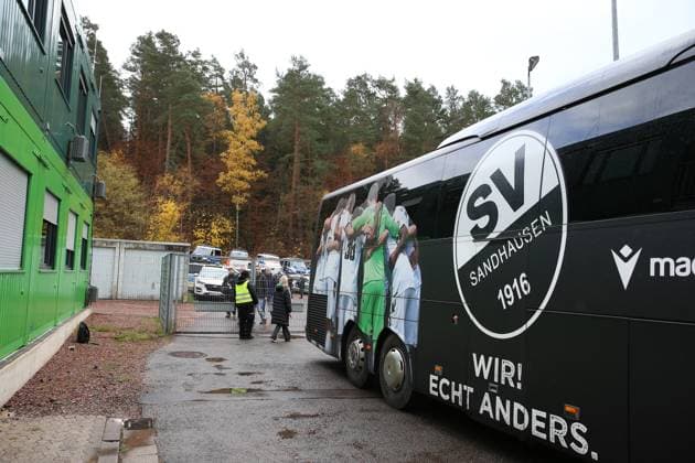 15 11 2025, xrekx, Fußball Regionalliga Suedwest, FC Homburg SV Sandhausen v l Sandhausen Mannschaftsbus, Polizei DFL DFB REGULATIONS PROHIBIT ANY USE OF PHOTOGRAPHS as IMAGE SEQUENCES and or QUASI VIDEO Homburg
