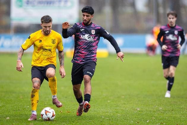 15 11 2025, xovx, Soccer Lotto Hessenliga, FC Gießen FC Eddersheim v l Dominik Wüst FC Eddersheim , Hassan El Chaabi FC Gießen , Davide Itter FC Gießen Gießen Waldstadion Hessen Germany EN