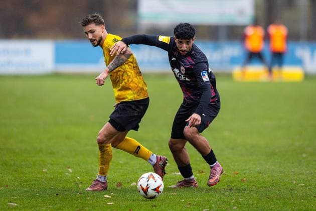 15 11 2025, xovx, Soccer Lotto Hessenliga, FC Gießen FC Eddersheim v l Dominik Wüst FC Eddersheim , Hassan El Chaabi FC Gießen Gießen Waldstadion Hessen Germany EN