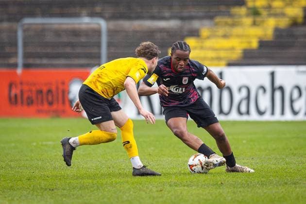 15 11 2025, xovx, Soccer Lotto Hessenliga, FC Gießen FC Eddersheim v l Noah Schmitt FC Eddersheim , Melvin Curtis Njontie FC Gießen Gießen Waldstadion Hessen Germany EN