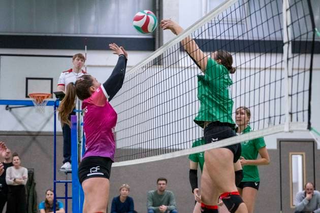 3 Liga Nord Season 25 26 Volleyball Women USV Halle Hurricanes vs G W Eimsbüttel 3 Liga Nord Volleyball Women Season 25 26 USV Halle Hurricanes vs SV Warnemuende Volleyball Women USV Halle Hurricanes vs SV Warnemuende Halle, Germany 15 November 2025 In the picture from left Rebecca Zilz Halle Halle Saale Sporthalle am Steg Sachsen Anhalt Germany