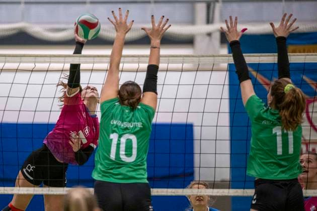 3 Liga Nord Season 25 26 Volleyball Women USV Halle Hurricanes vs G W Eimsbuettel 3 Liga Nord Volleyball Women Season 25 26 USV Halle Hurricanes vs SV Warnemuende Volleyball Women USV Halle Hurricanes vs SV Warnemuende Halle, Germany 15 November 2025 In the picture from left Anabell Ahlert Halle , Geeske Camp Eimsbuettel and Cora Hinze Eimsbuettel Halle Saale Sporthalle am Steg Sachsen Anhalt Germany