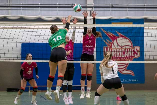 3 Liga Nord Season 25 26 Volleyball Women USV Halle Hurricanes vs G W Eimsbüttel 3 Liga Nord Volleyball Women USV Halle Hurricanes vs G W Eimsbüttel Halle, Germany November 15, 2025 In the picture from left Geeske Camp Eimsbuettel , Maxi Klupsch Halle and Rebecca Zilz Halle Halle Saale Sporthalle am Steg Sachsen Anhalt Germany