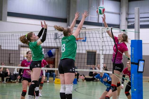 3 Liga Nord Season 25 26 Volleyball Women USV Halle Hurricanes vs G W Eimsbüttel 3 Liga Nord Volleyball Women USV Halle Hurricanes vs G W Eimsbüttel Halle, Germany November 15, 2025 In the picture from left Marieke van Rossum Eimsbuettel and Klara Lüttich Luettich Halle Halle Saale Sporthalle am Steg Sachsen Anhalt Germany