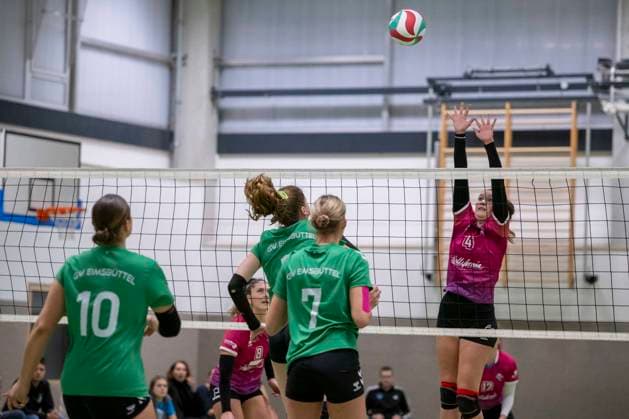 3 Liga Nord Season 25 26 Volleyball Women USV Halle Hurricanes vs G W Eimsbuettel 3 Liga Nord Volleyball Women Season 25 26 USV Halle Hurricanes vs SV Warnemuende Volleyball Women USV Halle Hurricanes vs SV Warnemuende Halle, Germany 15 November 2025 Pictured from left Cora Hinze Eimsbuettel , Anisa Sarac Eimsbuettel and Rebecca Zilz Halle Halle Saale Sporthalle am Steg Sachsen Anhalt Germany