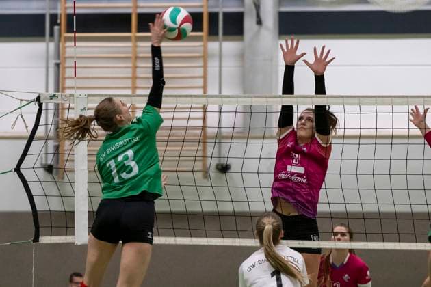 3 Liga Nord Season 25 26 Volleyball Women USV Halle Hurricanes vs G W Eimsbuettel 3 Liga Nord Volleyball Women Season 25 26 USV Halle Hurricanes vs SV Warnemuende Volleyball Women USV Halle Hurricanes vs SV Warnemuende Halle, Germany 15 November 2025 In the picture from left Jana Rothaug Eimsbuettel and Anabell Ahlert Halle Halle Saale Sporthalle am Steg Sachsen Anhalt Germany