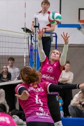 3 Liga Nord Season 25 26 Volleyball Women USV Halle Hurricanes vs G W Eimsbüttel 3 Liga Nord Volleyball Women Season 25 26 USV Halle Hurricanes vs SV Warnemuende Volleyball Women USV Halle Hurricanes vs SV Warnemuende Halle, Germany 15 November 2025 In the picture from left Rebecca Zilz Halle and Maxi Klupsch Halle Halle Saale Sporthalle am Steg Sachsen Anhalt Germany