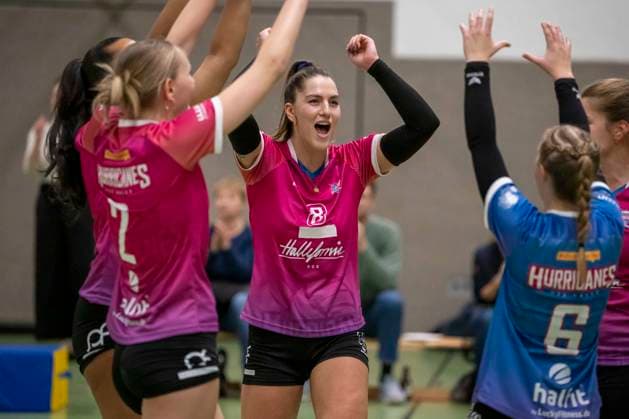3 Liga Nord Season 25 26 Volleyball Women USV Halle Hurricanes vs G W Eimsbüttel 3 Liga Nord Volleyball Women Season 25 26 USV Halle Hurricanes vs SV Warnemuende Volleyball Women USV Halle Hurricanes vs SV Warnemuende Halle, Germany 15 November 2025 In the picture from left Klara Lüttich Luettich Halle , Anabell Ahlert Halle and Fabienne Saemisch Halle Halle Saale Sporthalle am Steg Sachsen Anhalt Germany