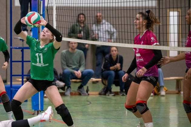 3 Liga Nord Season 25 26 Volleyball Women USV Halle Hurricanes vs G W Eimsbuettel 3 Liga Nord Volleyball Women Season 25 26 USV Halle Hurricanes vs SV Warnemuende Volleyball Women USV Halle Hurricanes vs SV Warnemuende Halle, Germany 15 November 2025 In the picture from left Cora Hinze Eimsbuettel and Anabell Ahlert Halle Halle Saale Sporthalle am Steg Sachsen Anhalt Germany