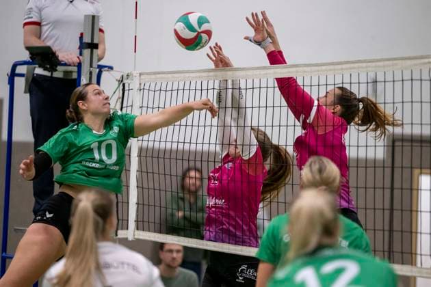 3 Liga Nord Season 25 26 Volleyball Women USV Halle Hurricanes vs G W Eimsbuettel 3 Liga Nord Volleyball Women Season 25 26 USV Halle Hurricanes vs SV Warnemuende Volleyball Women USV Halle Hurricanes vs SV Warnemuende Halle, Germany 15 November 2025 In the picture from left Geeske Camp Eimsbuettel, Maxi Klupsch Halle and Thyra Helene Kratzsch Halle Halle Saale Sporthalle am Steg Sachsen Anhalt Germany