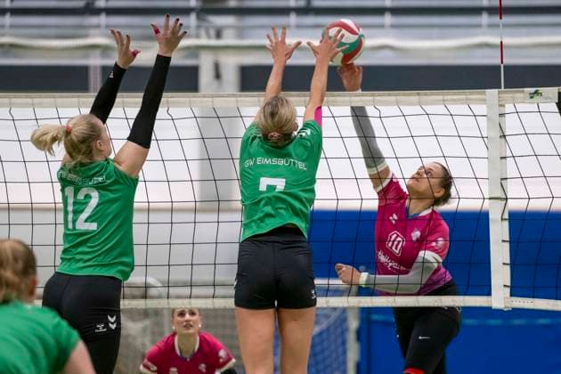 3 Liga North Season 25 26 Volleyball Women USV Halle Hurricanes vs G W Eimsbuettel 3 Liga North Volleyball Women Season 25 26 USV Halle Hurricanes vs SV Warnemuende Volleyball Women USV Halle Hurricanes vs SV Warnemuende Halle, Germany 15 November 2025 In the picture from left Lara Kilian Eimsbuettel , Anisa Sarac Eimsbuettel and Belinda Pfaff Halle Halle Saale Sporthalle am Steg Sachsen Anhalt Germany