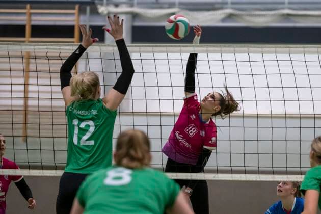 3 Liga Nord Season 25 26 Volleyball Women USV Halle Hurricanes vs G W Eimsbuettel 3 Liga Nord Volleyball Women Season 25 26 USV Halle Hurricanes vs SV Warnemuende Volleyball Women USV Halle Hurricanes vs SV Warnemuende Halle, Germany 15 November 2025 In the picture from left Lara Kilian Eimsbuettel and Thyra Helene Kratzsch Halle Halle Saale Sporthalle am Steg Sachsen Anhalt Germany