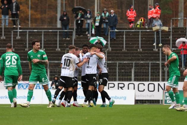 15 11 2025, xrekx, Fußball Regionalliga Suedwest, FC Homburg SV Sandhausen v l Torjubel nach dem Tor zum celebrating the goal celebrate 0 1 durch Kwabe Schulz SV Sandhausen DFL DFB REGULATIONS PROHIBIT ANY USE OF PHOTOGRAPHS as IMAGE SEQUENCES and or QUASI VIDEO Homburg