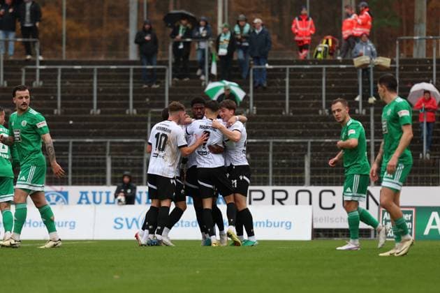 15 11 2025, xrekx, Fußball Regionalliga Suedwest, FC Homburg SV Sandhausen v l Torjubel nach dem Tor zum celebrating the goal celebrate 0 1 durch Kwabe Schulz SV Sandhausen DFL DFB REGULATIONS PROHIBIT ANY USE OF PHOTOGRAPHS as IMAGE SEQUENCES and or QUASI VIDEO Homburg