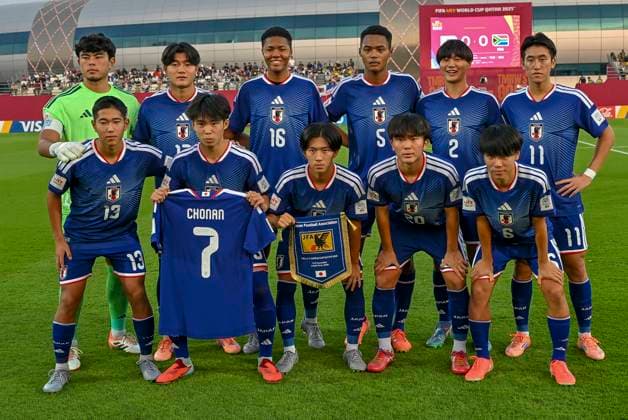 Japan v South Africa: Round of 32- FIFA U-17 World Cup Qatar 2025 Starting players of Japan pose for a group photo prior to the FIFA U-17 World Cup Qatar 2025 Round of 32 match between Japan and South Africa in Doha, Qatar, on November 15, 2025. DOHA Qatar Copyright: xNOUSHADxTHEKKAYILx