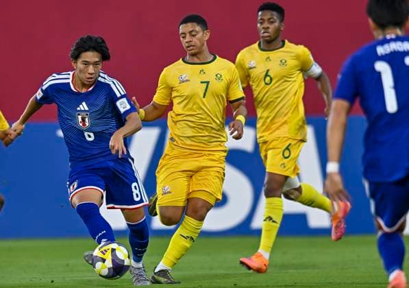 Japan v South Africa: Round of 32- FIFA U-17 World Cup Qatar 2025 Shimon Kobayashi of Japan and Selwyn Stevens of South Africa in action during the FIFA U-17 World Cup Qatar 2025 Round of 32 match between Japan and South Africa in Doha, Qatar, on November 15, 2025. DOHA Qatar Copyright: xNOUSHADxTHEKKAYILx