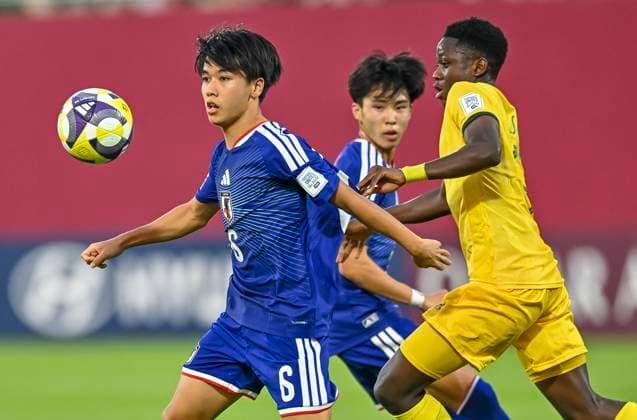 Japan v South Africa: Round of 32- FIFA U-17 World Cup Qatar 2025 Rento Noguchi of Japan and Shaun Els of South Africa in action during the FIFA U-17 World Cup Qatar 2025 Round of 32 match between Japan and South Africa in Doha, Qatar, on November 15, 2025. DOHA Qatar Copyright: xNOUSHADxTHEKKAYILx