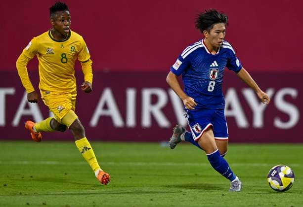 Japan v South Africa: Round of 32- FIFA U-17 World Cup Qatar 2025 Shimon Kobayashi of Japan and Teboho Mlangeni of South Africa in action during the FIFA U-17 World Cup Qatar 2025 Round of 32 match between Japan and South Africa in Doha, Qatar, on November 15, 2025. DOHA Qatar Copyright: xNOUSHADxTHEKKAYILx