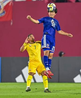 Japan v South Africa: Round of 32- FIFA U-17 World Cup Qatar 2025 Taiga Seguchi of Japan and Selwyn Stevens of South Africa in action during the FIFA U-17 World Cup Qatar 2025 Round of 32 match between Japan and South Africa in Doha, Qatar, on November 15, 2025. DOHA Qatar Copyright: xNOUSHADxTHEKKAYILx