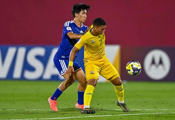 Japan v South Africa: Round of 32- FIFA U-17 World Cup Qatar 2025 Rento Noguchi of Japan and Selwyn Stevens of South Africa in action during the FIFA U-17 World Cup Qatar 2025 Round of 32 match between Japan and South Africa in Doha, Qatar, on November 15, 2025. DOHA Qatar Copyright: xNOUSHADxTHEKKAYILx