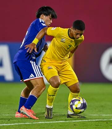 Japan v South Africa: Round of 32- FIFA U-17 World Cup Qatar 2025 Rento Noguchi of Japan and Selwyn Stevens of South Africa in action during the FIFA U-17 World Cup Qatar 2025 Round of 32 match between Japan and South Africa in Doha, Qatar, on November 15, 2025. DOHA Qatar Copyright: xNOUSHADxTHEKKAYILx