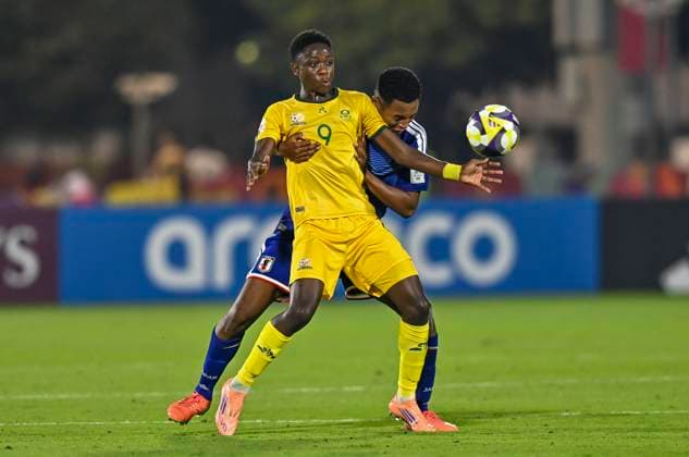 Japan v South Africa: Round of 32- FIFA U-17 World Cup Qatar 2025 Anthony Udemba Motosuna of Japan and Shaun Els of South Africa in action during the FIFA U-17 World Cup Qatar 2025 Round of 32 match between Japan and South Africa in Doha, Qatar, on November 15, 2025. DOHA Qatar Copyright: xNOUSHADxTHEKKAYILx
