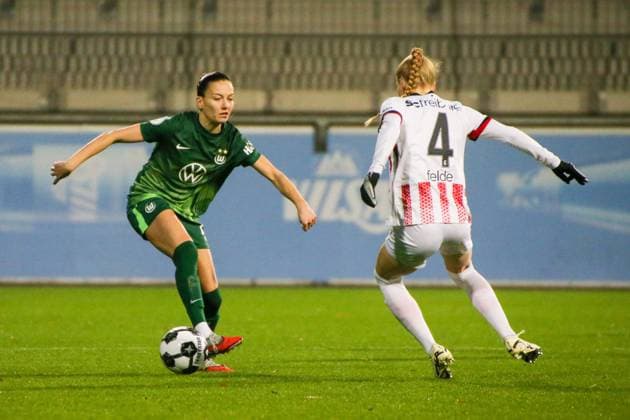 15 11 2025, xgrfx, Soccer DFB Pokal Women Round of 16 , VfL Wolfsburg SC Freiburg v l Joelle Wedemeyer VfL Wolfsburg , Meret Felde SC Freiburg DFL DFB REGULATIONS PROHIBIT ANY USE OF PHOTOGRAPHS as IMAGE SEQUENCES and or QUASI VIDEO AOK Stadion