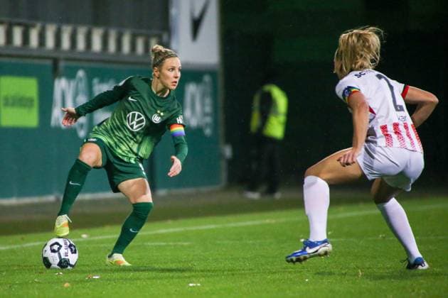 15 11 2025, xgrfx, Soccer DFB Pokal Women Round of 16 , VfL Wolfsburg SC Freiburg v l Svenja Huth VfL Wolfsburg , Lisa Karl SC Freiburg DFL DFB REGULATIONS PROHIBIT ANY USE OF PHOTOGRAPHS as IMAGE SEQUENCES and or QUASI VIDEO AOK Stadion